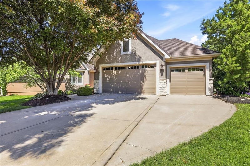 9926 Fountain Cir, Lenexa, KS 66220