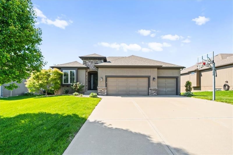 19421 200th Ter, Spring Hill, KS 66083