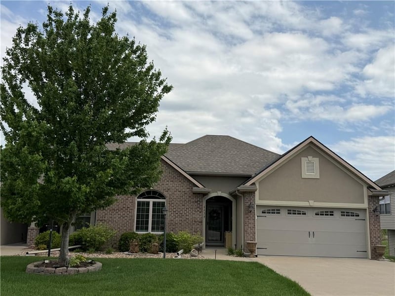 4409 Stonebridge Dr, St Joseph, MO 64505
