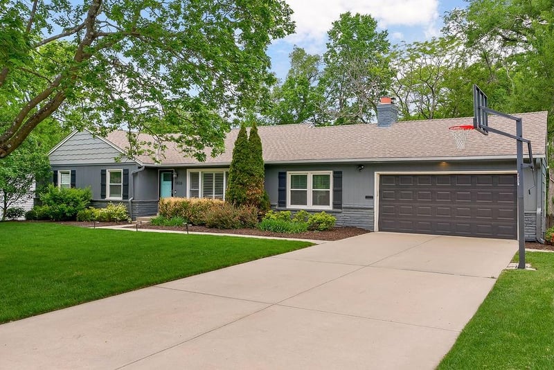 5826 Fontana Dr, Fairway, KS 66205
