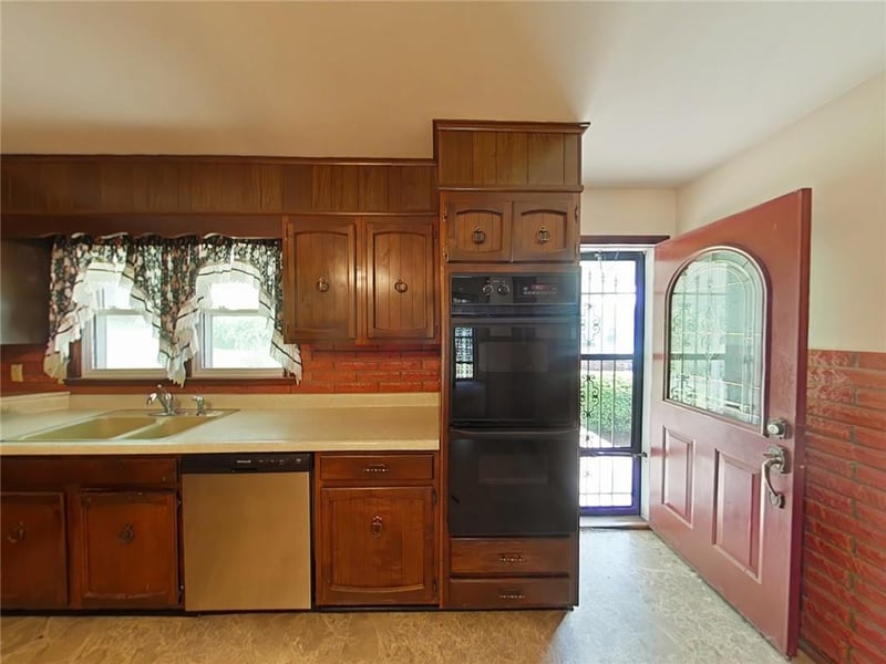 2802 Blackwell Rd, St Joseph, MO 64506