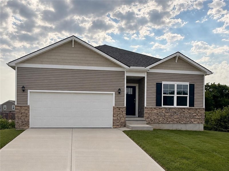725 Fallen Leaf Dr, Belton, MO 64012