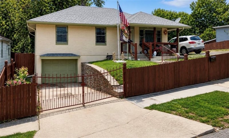 406 Elmwood Ave, Kansas City, MO 64124