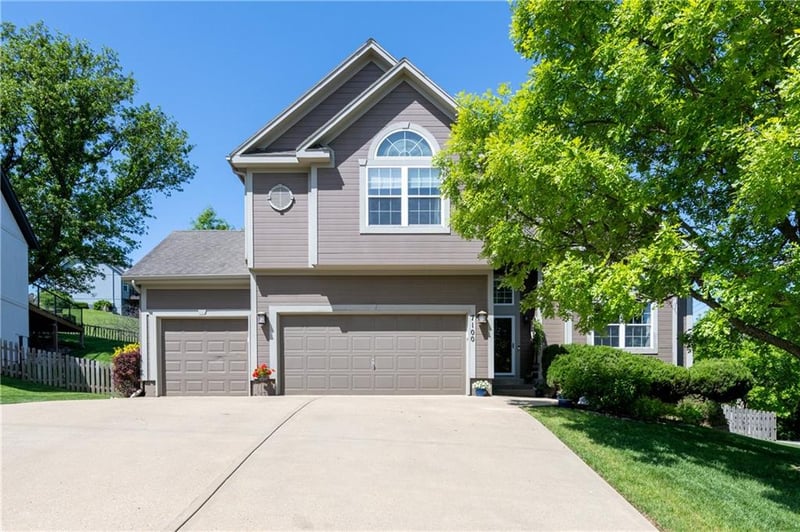 7100 Woodland Dr, Shawnee, KS 66218