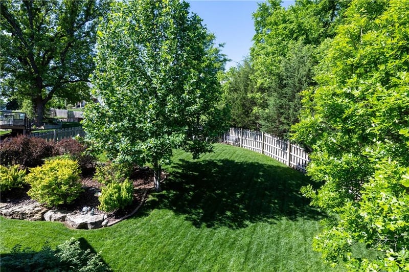 7100 Woodland Dr, Shawnee, KS 66218