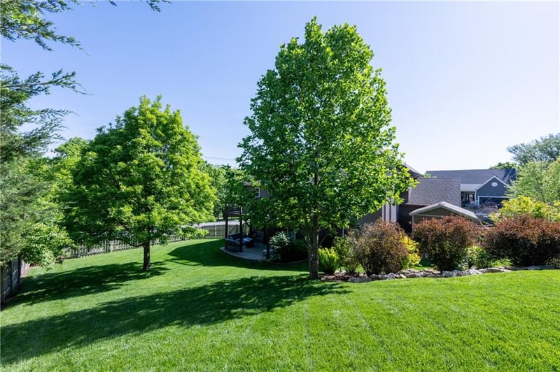 7100 Woodland Dr, Shawnee, KS 66218