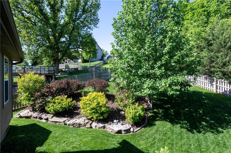 7100 Woodland Dr, Shawnee, KS 66218