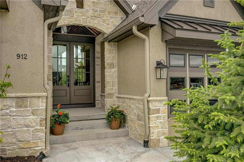 912 Savannah Ln, Greenwood, MO 64034