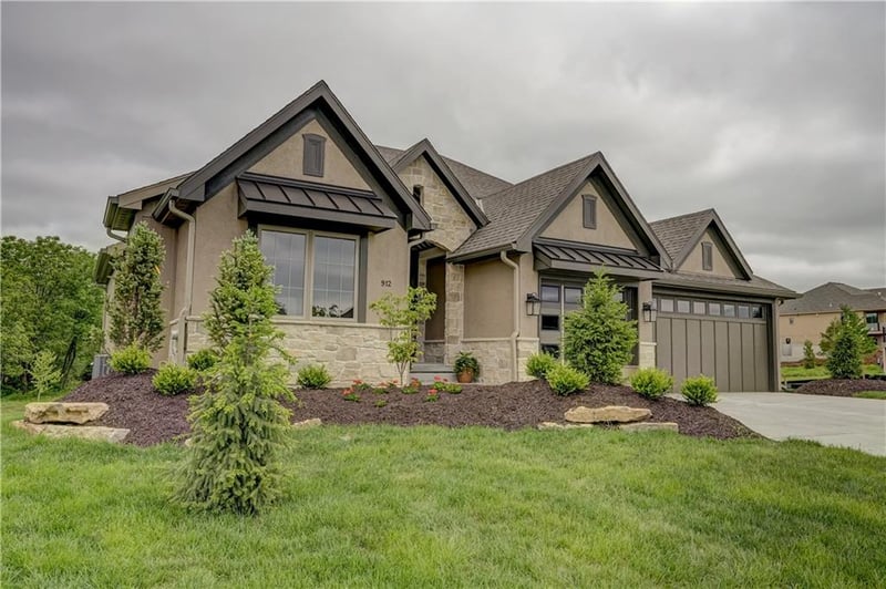 912 Savannah Ln, Greenwood, MO 64034