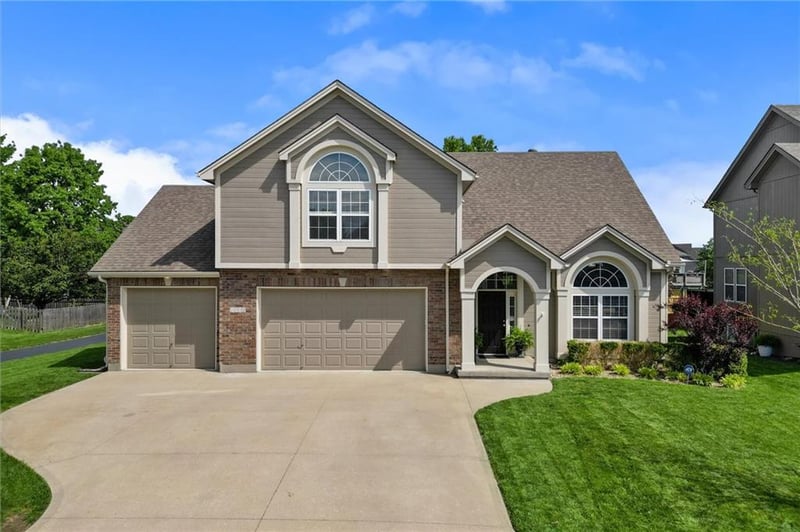 2209 Wyndham Dr, Blue Springs, MO 64029