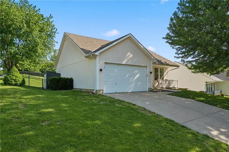 8126 77th Ct, Kansas City, MO 64152