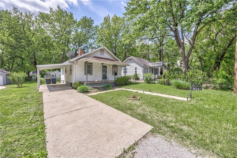 211 80th Ter, Kansas City, MO 64114