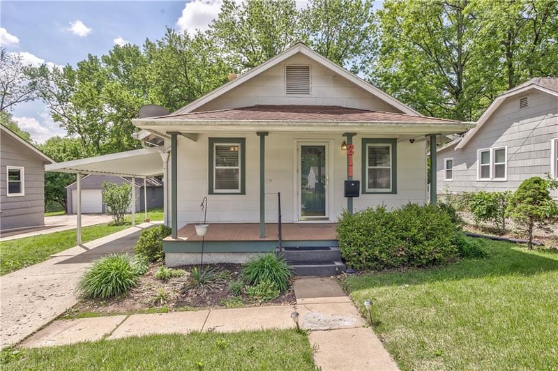 211 80th Ter, Kansas City, MO 64114