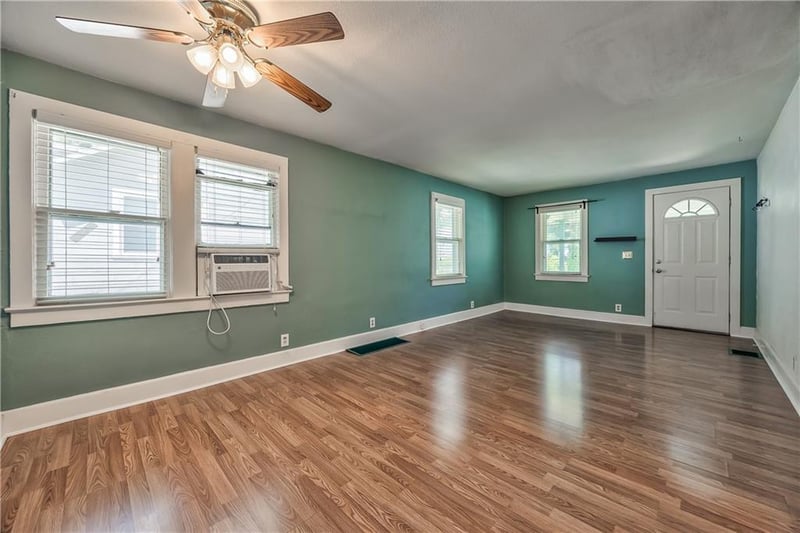 211 80th Ter, Kansas City, MO 64114