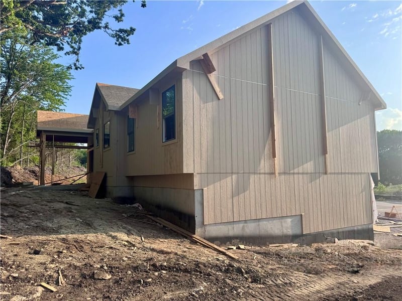 8485 Eagle Creek Dr, De Soto, KS 66018