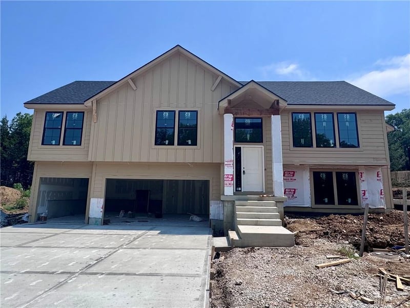 8485 Eagle Creek Dr, De Soto, KS 66018
