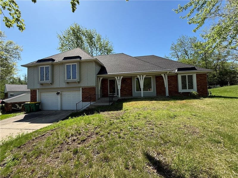 5205 99th St, Overland Park, KS 66207