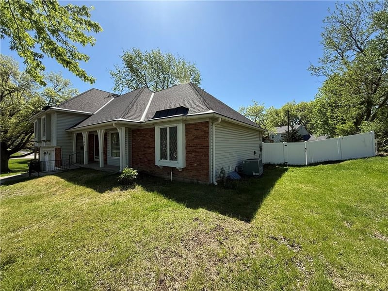 5205 99th St, Overland Park, KS 66207