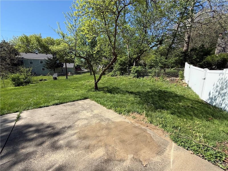 5205 99th St, Overland Park, KS 66207