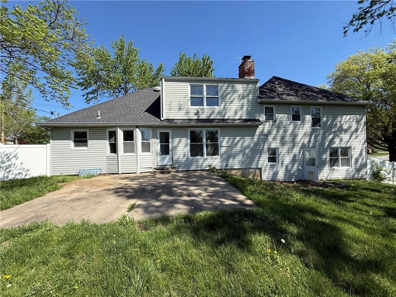 5205 99th St, Overland Park, KS 66207