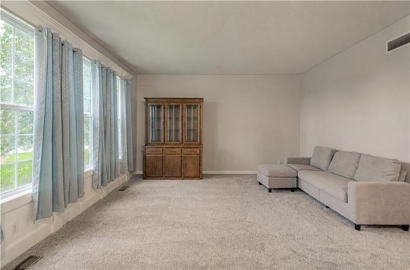 8720 149th St, Liberty, MO 64068