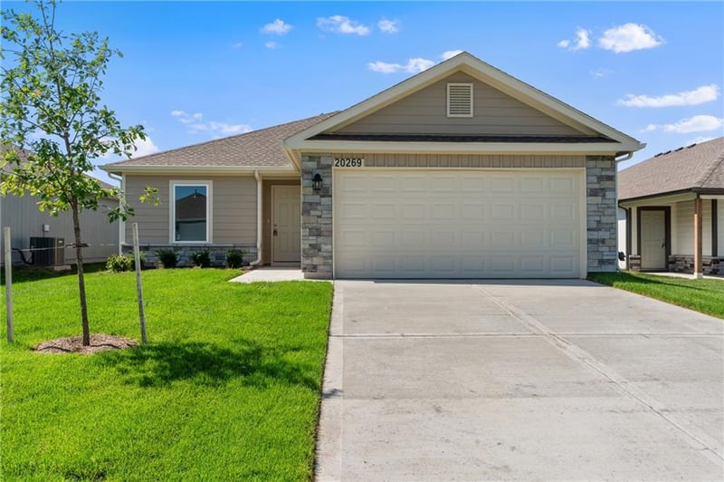 20222 195th St, Spring Hill, KS 66083