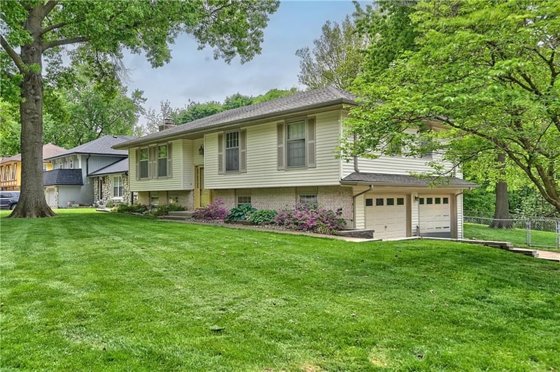 5816 Whispering Oaks Ln, Kansas City, MO 64152
