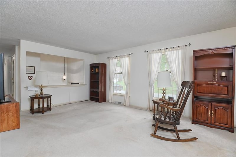 5816 Whispering Oaks Ln, Kansas City, MO 64152
