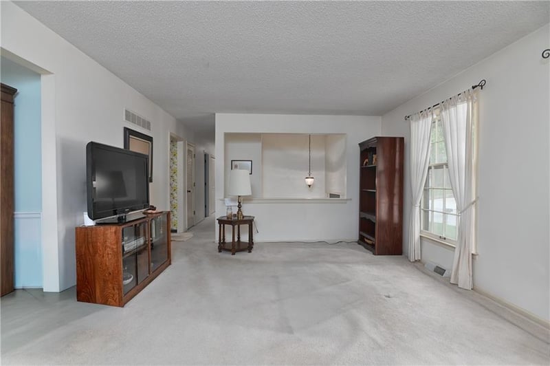 5816 Whispering Oaks Ln, Kansas City, MO 64152