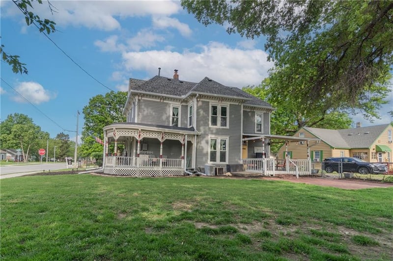 318 Cedar St, Olathe, KS 66061