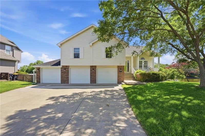 521 Graystone Dr, Grain Valley, MO 64029