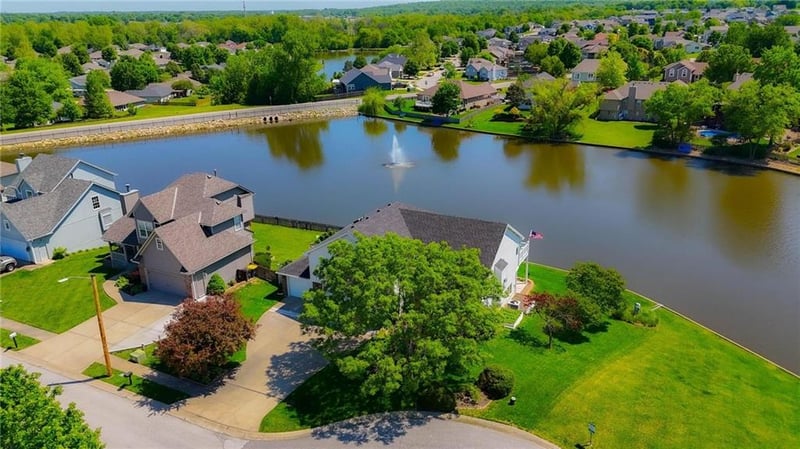 521 Graystone Dr, Grain Valley, MO 64029
