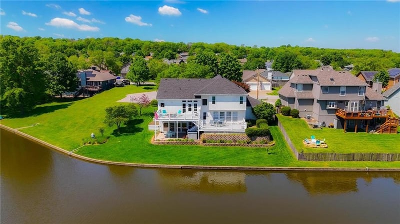 521 Graystone Dr, Grain Valley, MO 64029