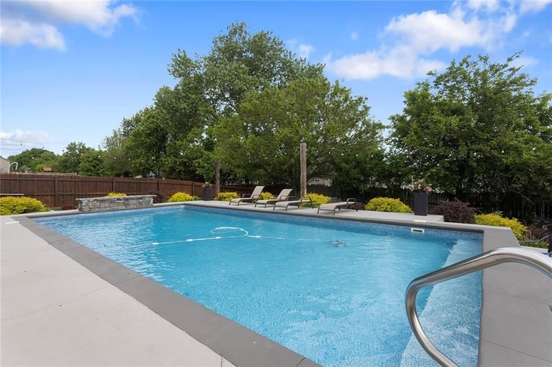 1740 Nine Oaks Dr, Lee's Summit, MO 64086