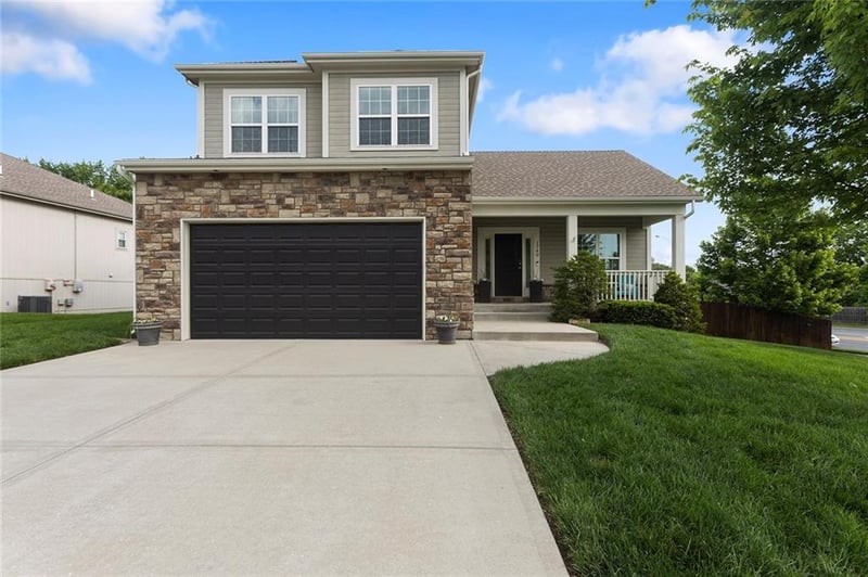 1740 Nine Oaks Dr, Lee's Summit, MO 64086