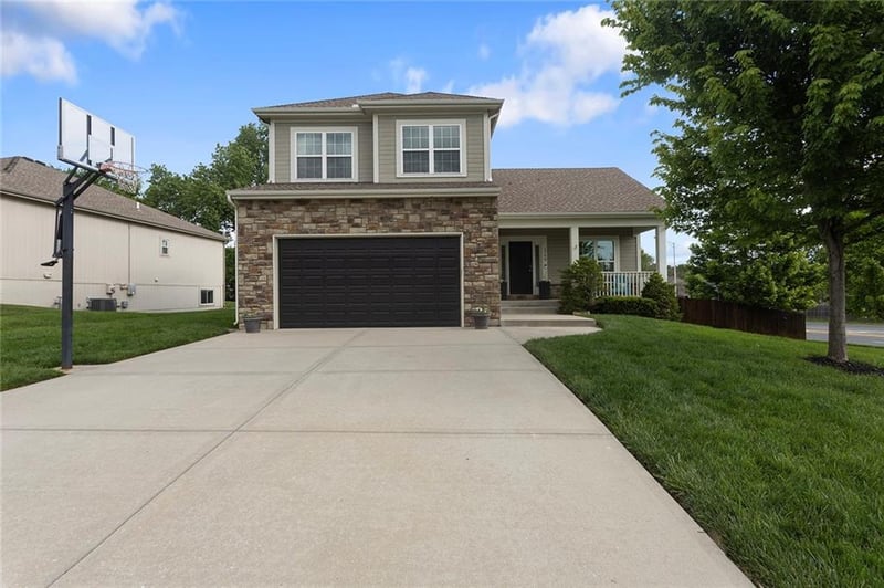 1740 Nine Oaks Dr, Lee's Summit, MO 64086