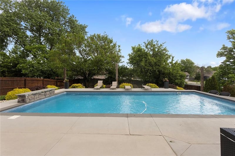1740 Nine Oaks Dr, Lee's Summit, MO 64086