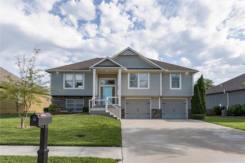 2301 Treetop Dr, Blue Springs, MO 64029