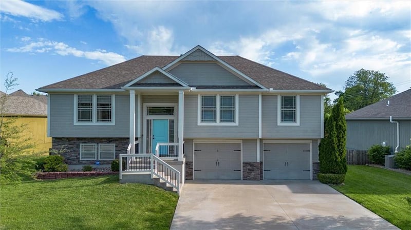 2301 Treetop Dr, Blue Springs, MO 64029