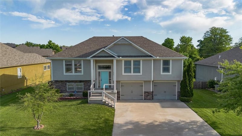 2301 Treetop Dr, Blue Springs, MO 64029