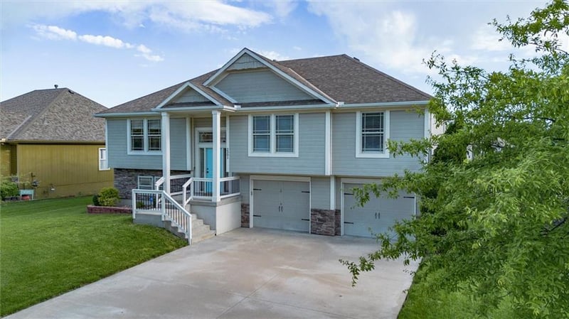 2301 Treetop Dr, Blue Springs, MO 64029