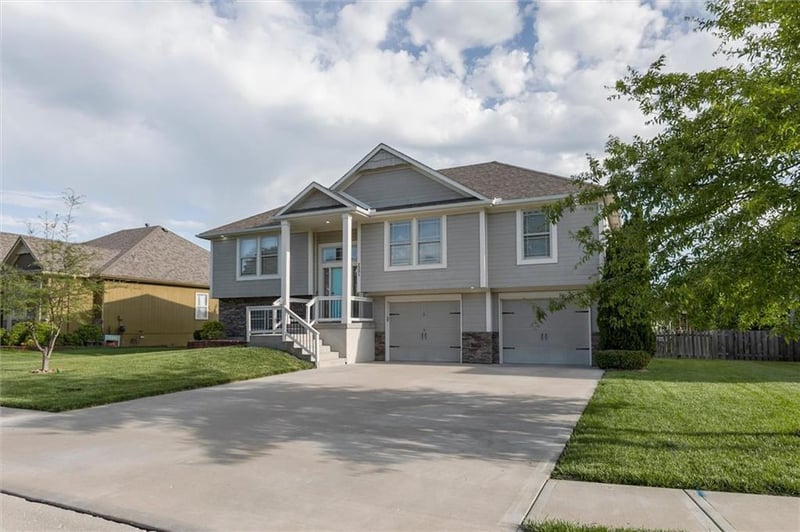 2301 Treetop Dr, Blue Springs, MO 64029