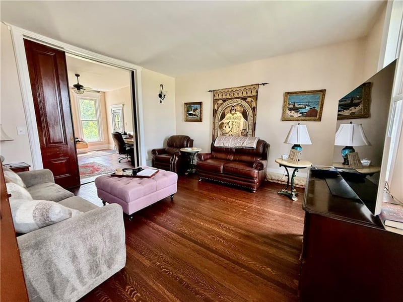 121 W Royle St, Richmond, MO 64085