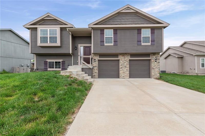 11907 Tracy Ave, Kansas City, MO 64155