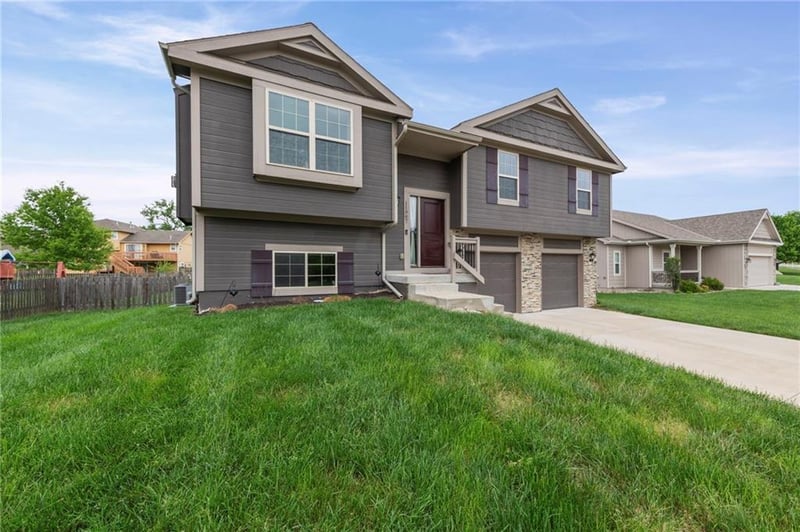 11907 Tracy Ave, Kansas City, MO 64155