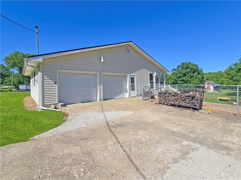 209 6th St, Knob Noster, MO 65336