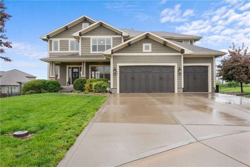 405 SE Mill Creek Cir, Lee's Summit, MO 64063