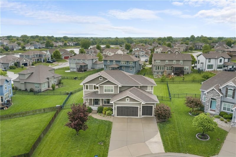 405 SE Mill Creek Cir, Lee's Summit, MO 64063