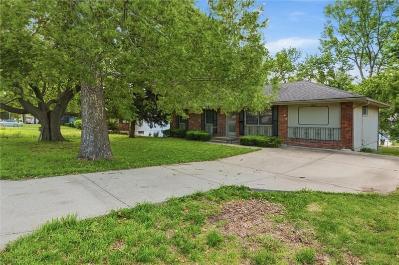 1004 R D Mize Rd, Blue Springs, MO 64015