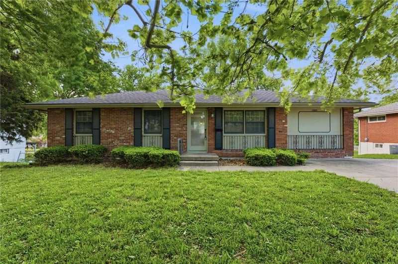 1004 R D Mize Rd, Blue Springs, MO 64015